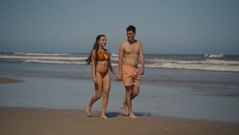 Linda-Pareja-Caminando-Por-La-Playa