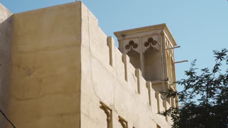 Arquitectura-Tradicional-Con-Torre-De-Viento-Contra-El-Cielo-Azul-Soleado-En-El-Barrio-Histórico-De-Al-Fahidi,-Dubai,-Emiratos-árabes-Unidos