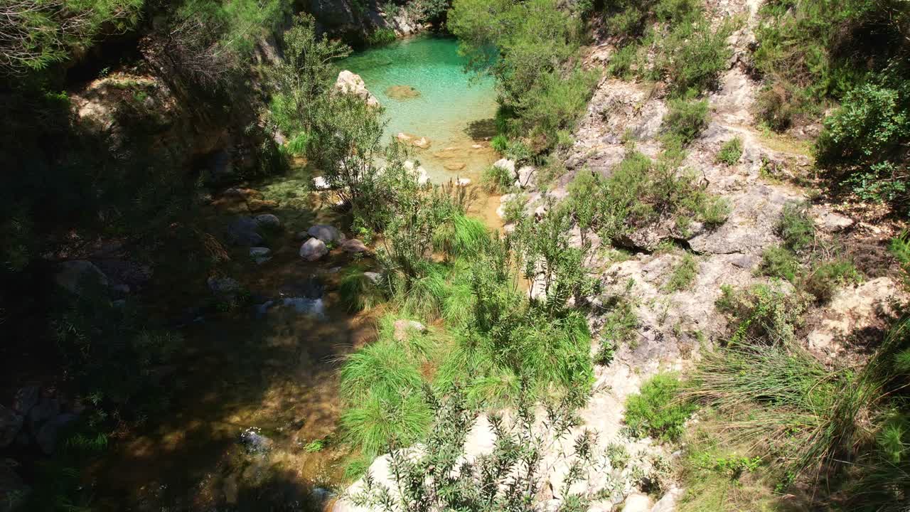río con aguas verdes de colores