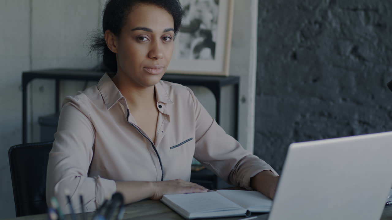 mujer de negocios trabajando en una computadora portátil en una oficina moderna