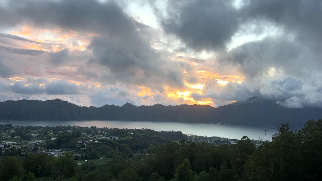 Matahari terbit yang menakjubkan diambil dari Gunung Batur di pulau liburan Bali di Indonesia