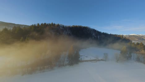 Fpv-drohnenaufnahme,-Die-Landschaft-Bedeckt-Unter-Dem-Nebel-Mit-Den-Umliegenden-Bergen-Am-Morgen-Zur-Winterzeit-In-Slowenien,-Aufgenommen-In-4k,-Drohne-Fliegt-Schnell,-Nah-An-Objekten-Mit-Viel-Bewegung