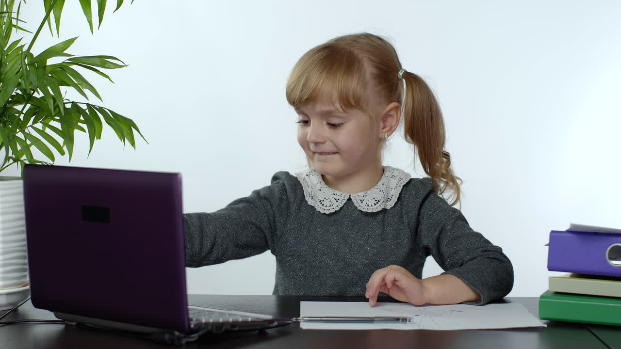 aprendizaje en línea, educación a distancia, lección en casa. niña haciendo programa escolar en línea en la computadora