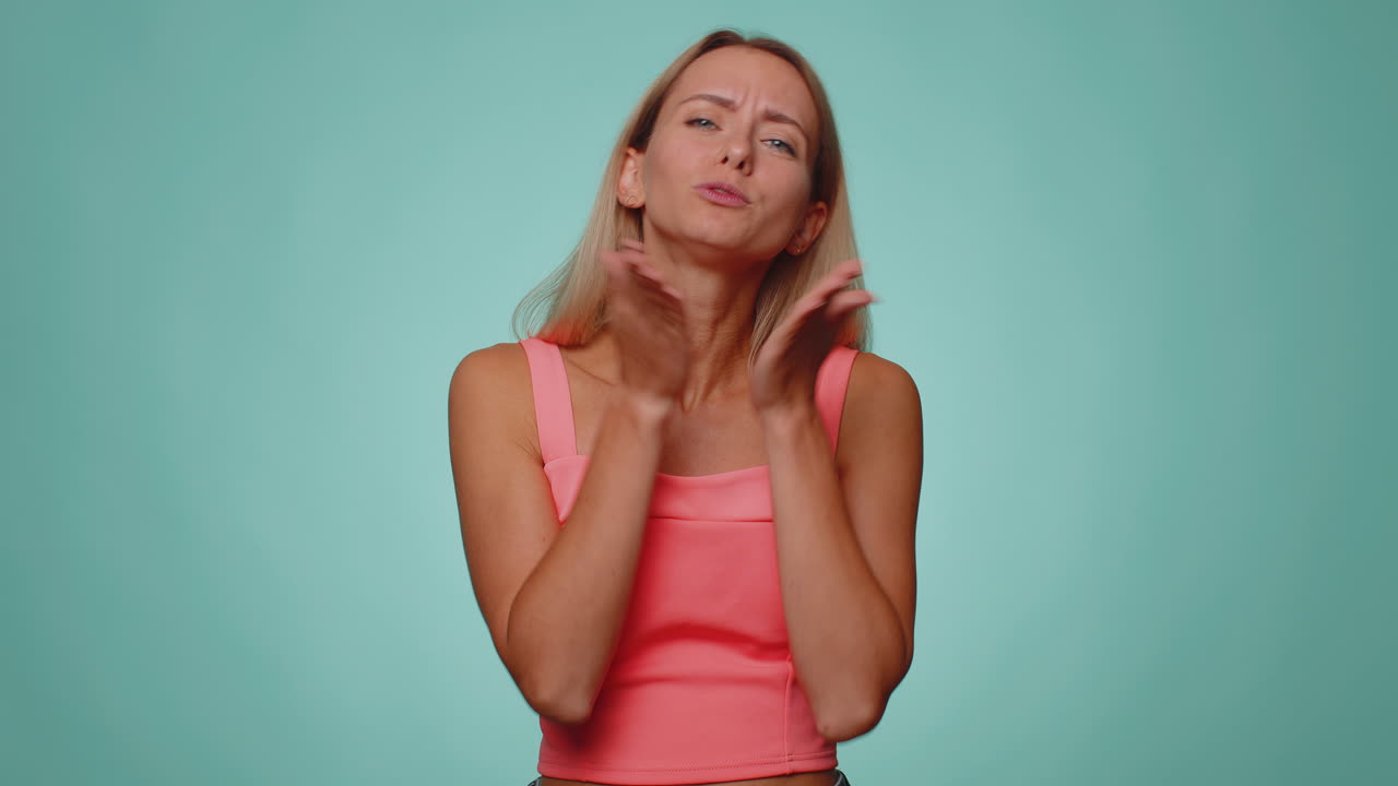 joven adulta de moda orando, mirando hacia arriba, haciendo un deseo, pidiendo ayuda a dios, pidiendo disculpas