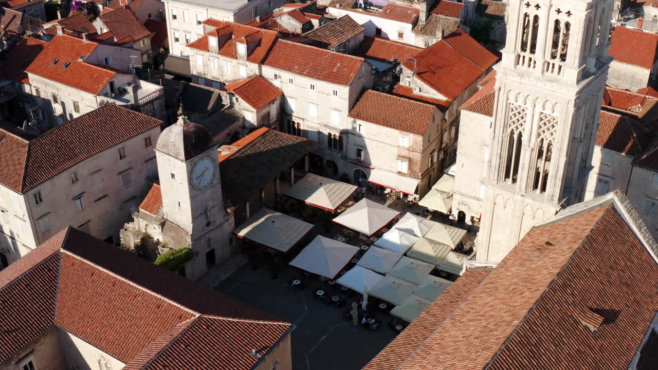 plaza principal de trogir con el ayuntamiento y la catedral de san