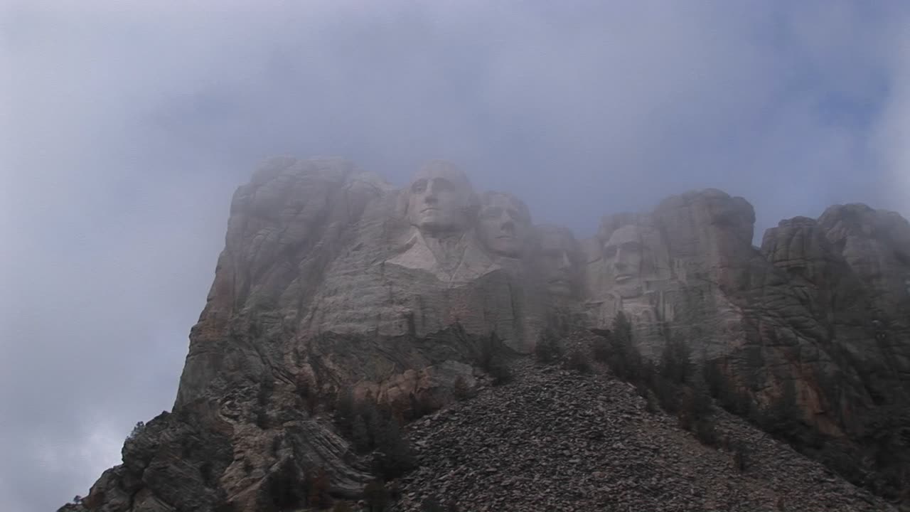 una vista brumosa de las esculturas de renombre mundial de mt rushmore