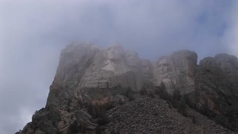una vista brumosa de las esculturas de renombre mundial de mt rushmore