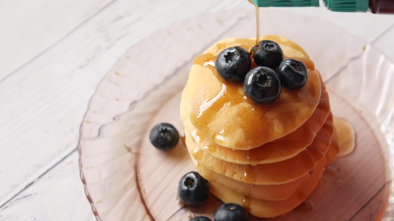 블루베리 와 메이플 시럽 을 넣은 팬케이크 한 어리