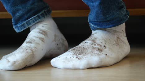 calcetines blancos sucios en el suelo de madera