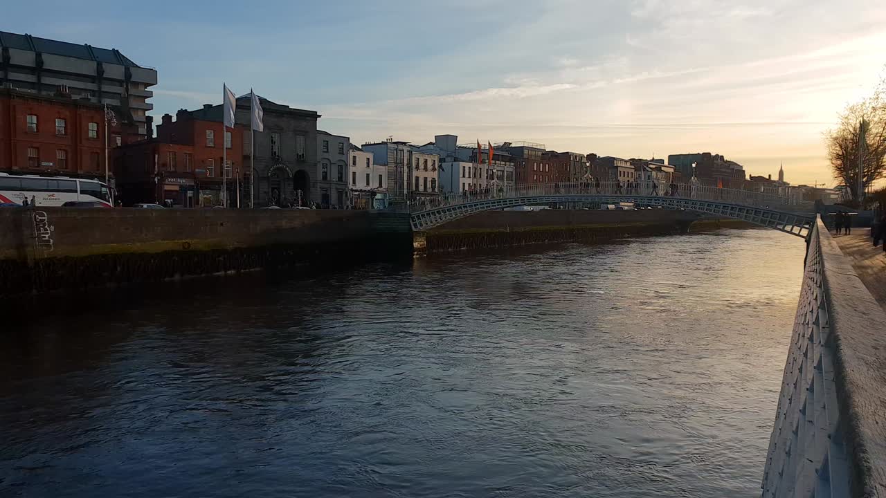 저녁에 더블린의 리피 강