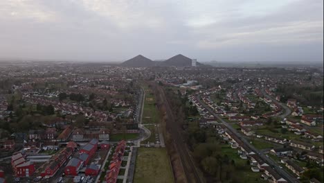 Linse-Stadtlandschaft-Mit-Riesigen-Kohlehalden,-Frankreich