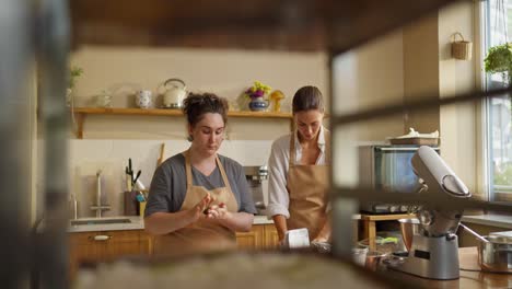 dos mujeres horneando en una cocina