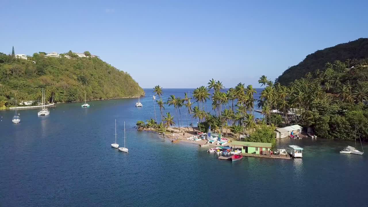 카리브해의 열대 석호 중 하나에서 아름다운 드론 비행