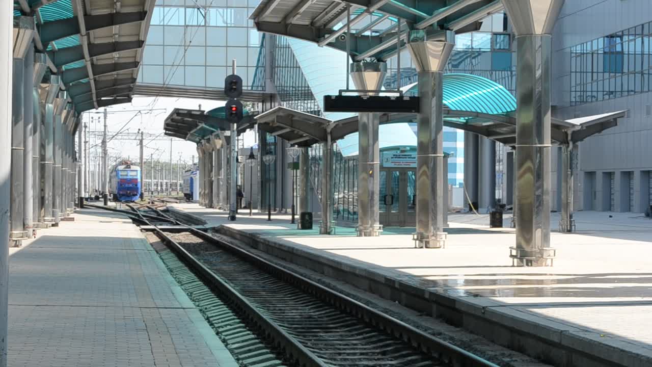 Toget vender mod et signal ved indgangen til stationen
