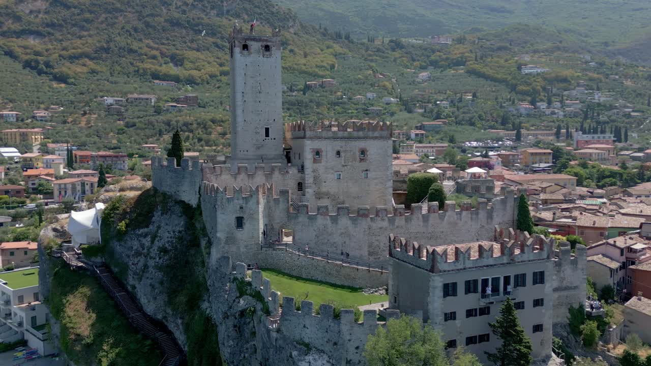 increíble vista aérea del castillo de malcesine