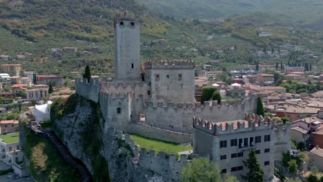 Erstaunliche-Luftaufnahme-Der-Burg-Malcesine