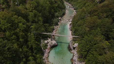 Una-Hermosa-Toma-De-Drones-Del-Río-Soča-Con-Un-Puente