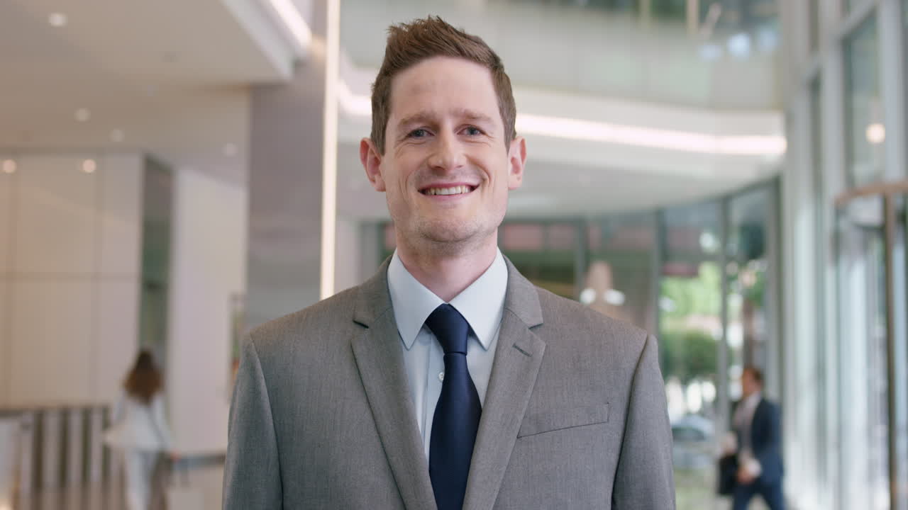 retrato de un hombre de negocios en el trabajo en el concurrido vestíbulo de la oficina