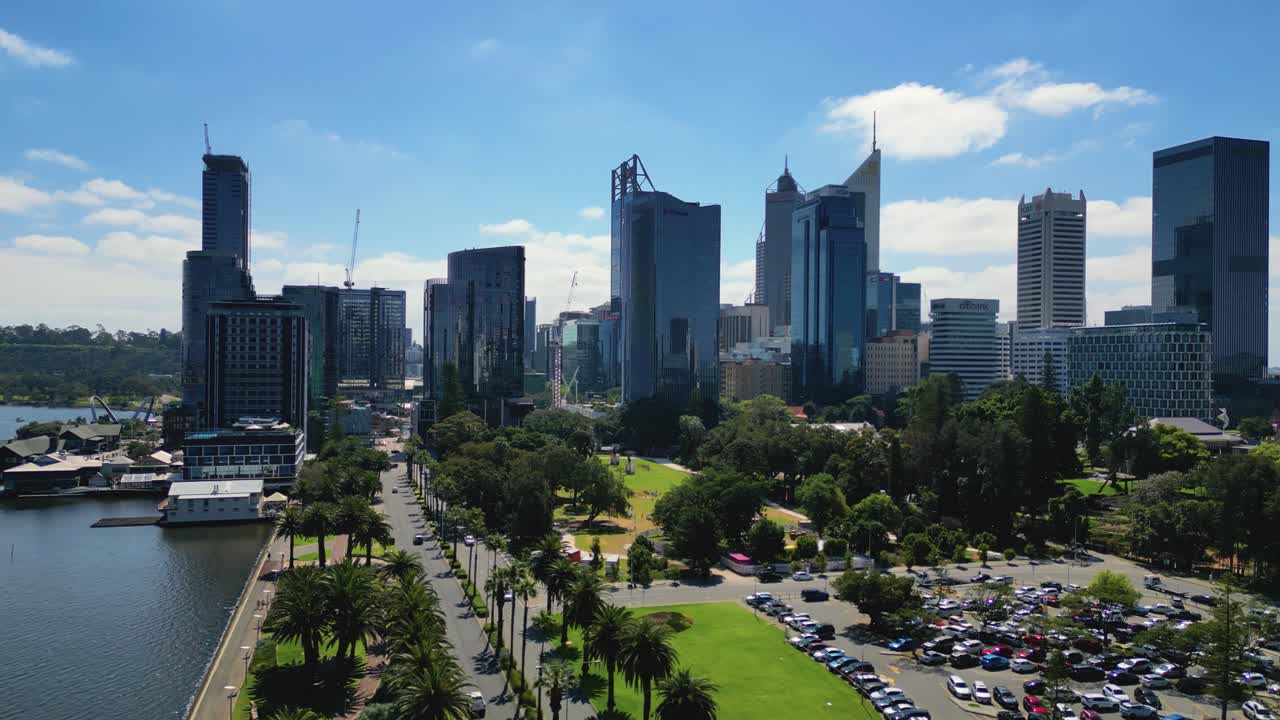 vista panorámica del rascacielos del paisaje urbano de perth desde el muelle de elizabeth durante un día soleado de cielo azul