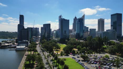 Panoramablick-Auf-Den-Wolkenkratzer-Im-Stadtbild-Von-Perth-Vom-Elizabeth-Quay-Aus-An-Einem-Sonnigen-Tag-Mit-Blauem-Himmel