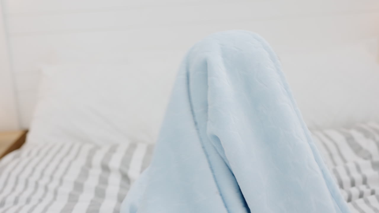 смеющийся ребенок, дети и peekaboo с одеялом