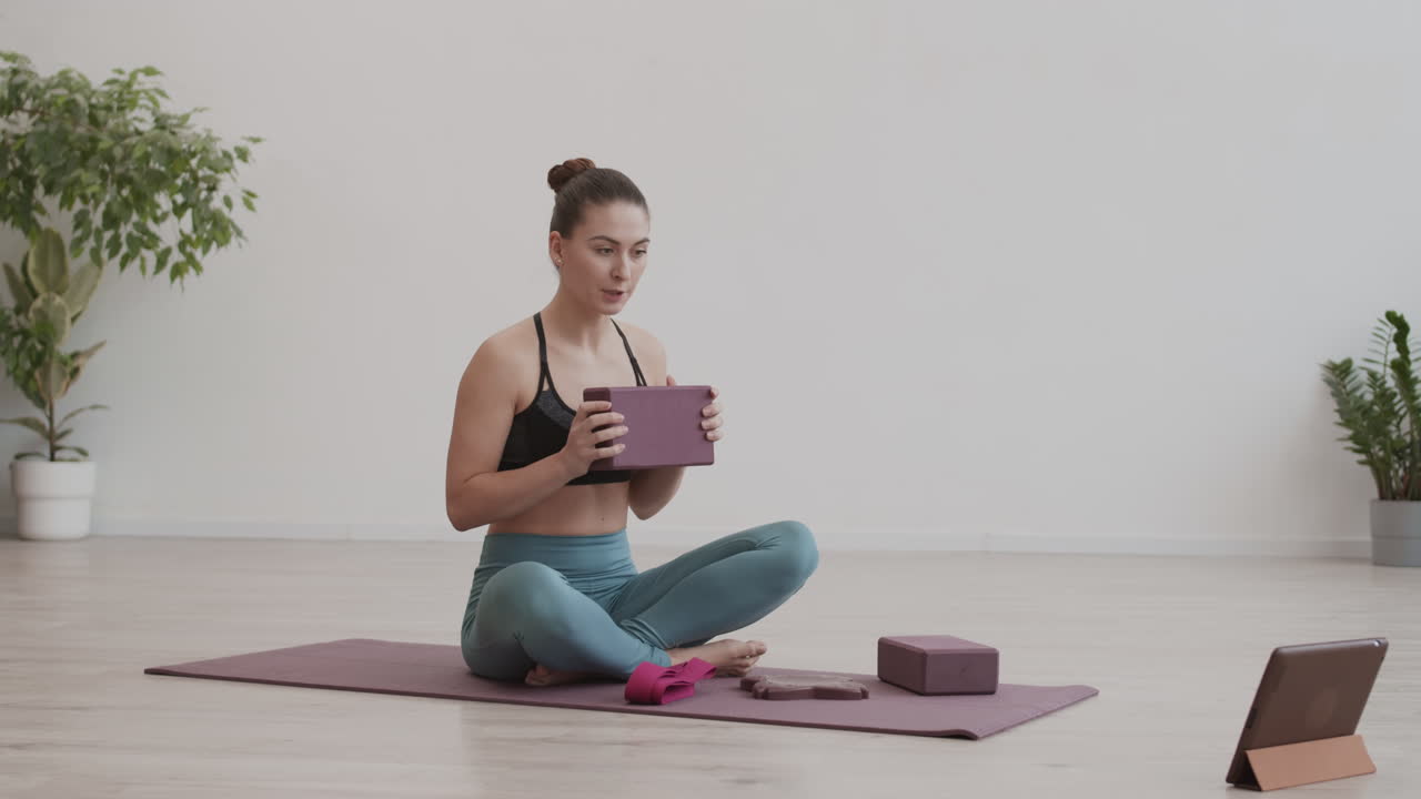entrenador de yoga comienza clases de yoga en línea