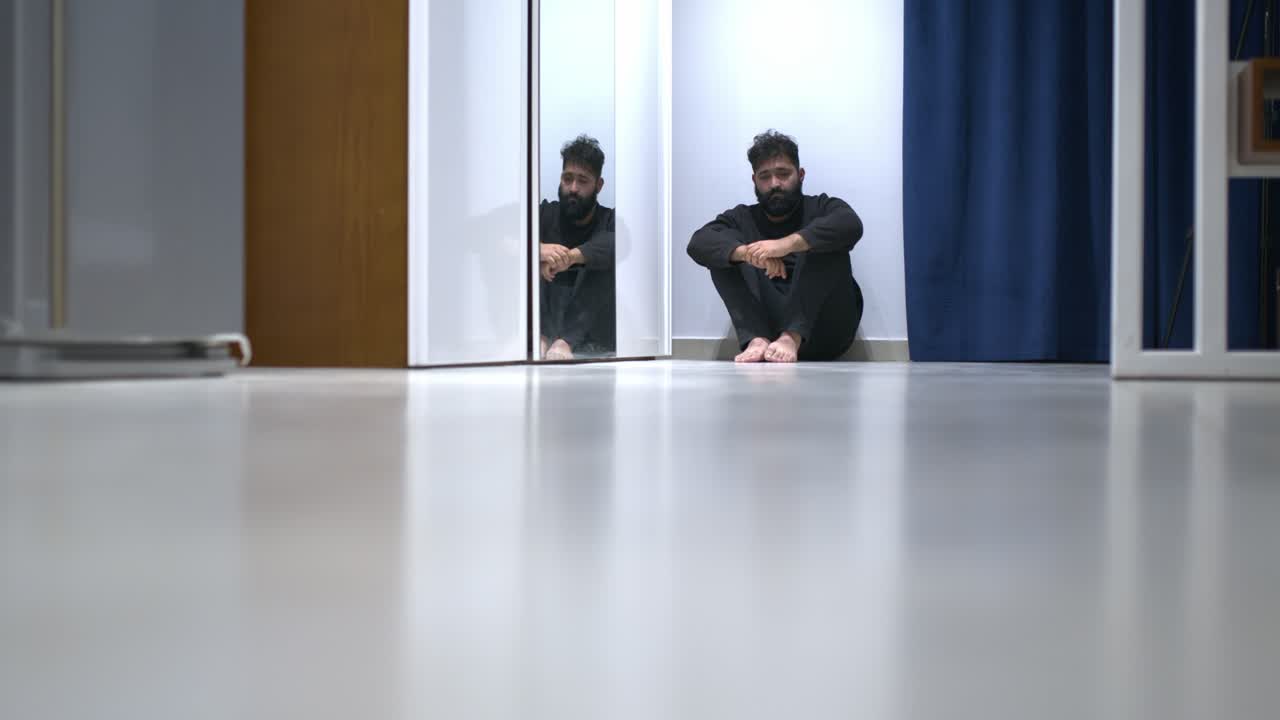 바닥에 누워 혼자 정신병적 사건을 겪고 있는 남자