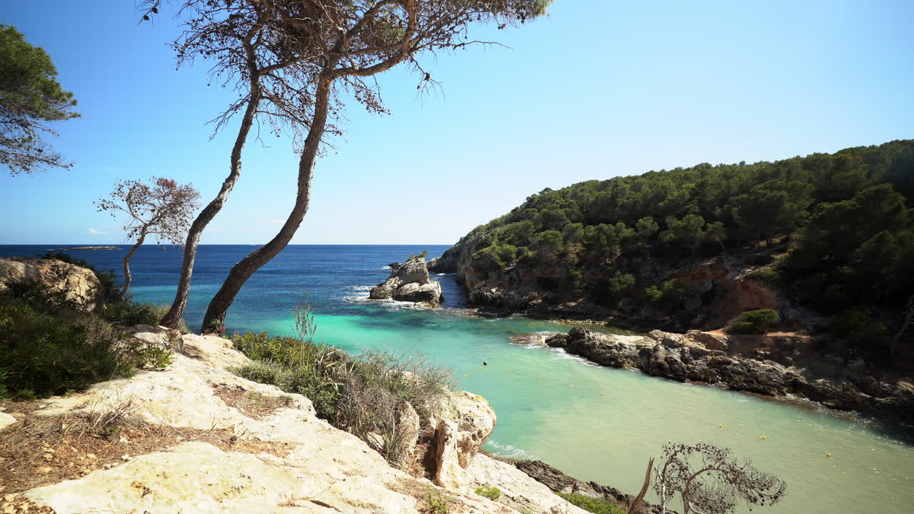 Paradiso isolano esotico a Maiorca, Spagna, con acque turchesi.