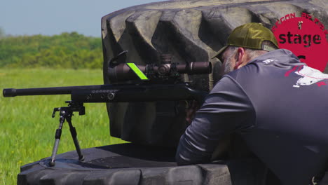 Tirador-Dispara-Su-Rifle-Durante-El-Partido-De-La-Serie-De-Rifles-De-Precisión-En-Leach,-Oklahoma