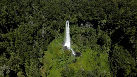 órbita-Panorámica-De-La-Cascada-El-Salto-El-León-En-El-Sur-De-Chile-Con-Vegetación-A-Su-Alrededor-En-Un-Día-Soleado---Antena