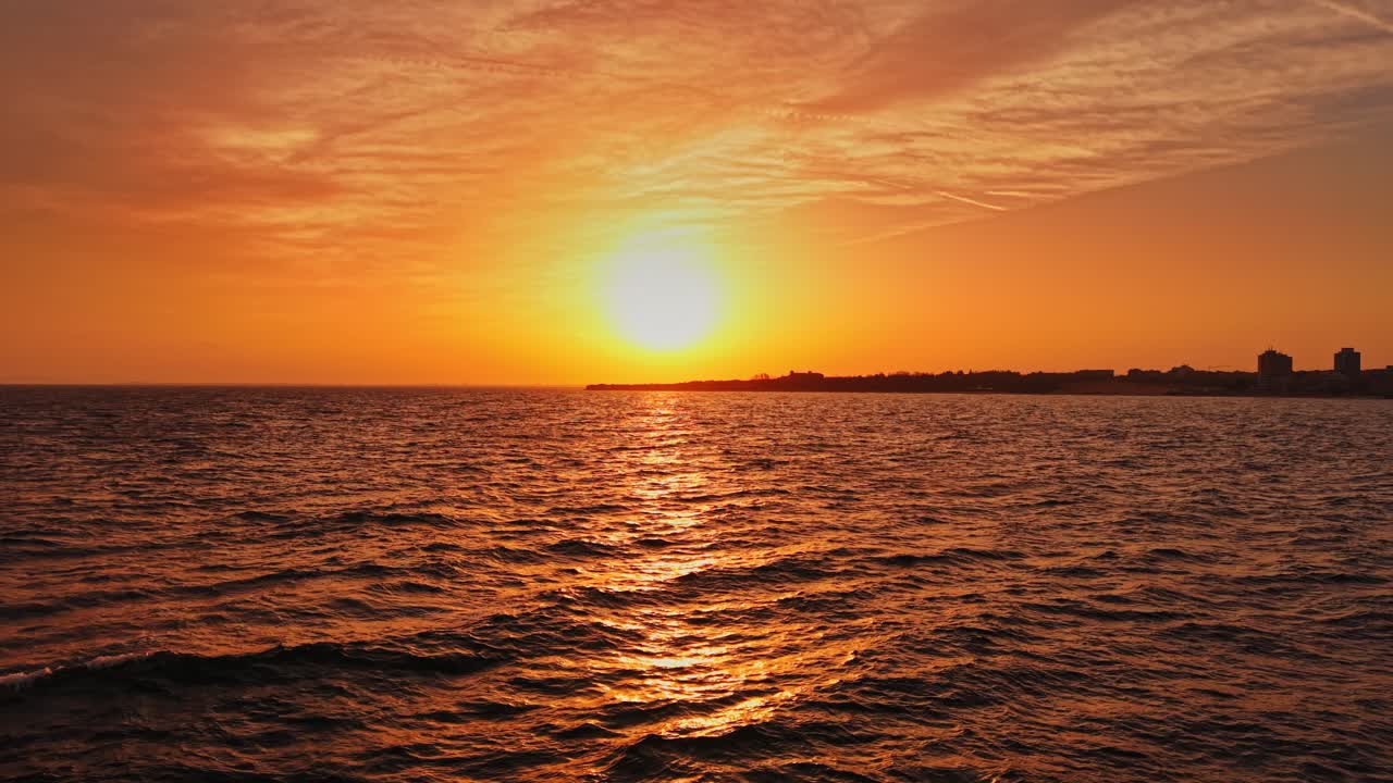 Solnedgang over havet nær Nesebar i Bulgarien