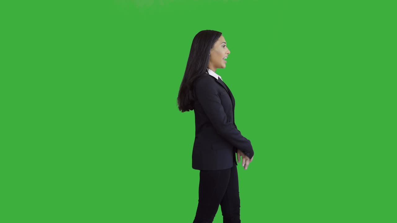 Ritratto lifestyle di giovane donna d'affari afroamericana isolata su sfondo green screen chroma key