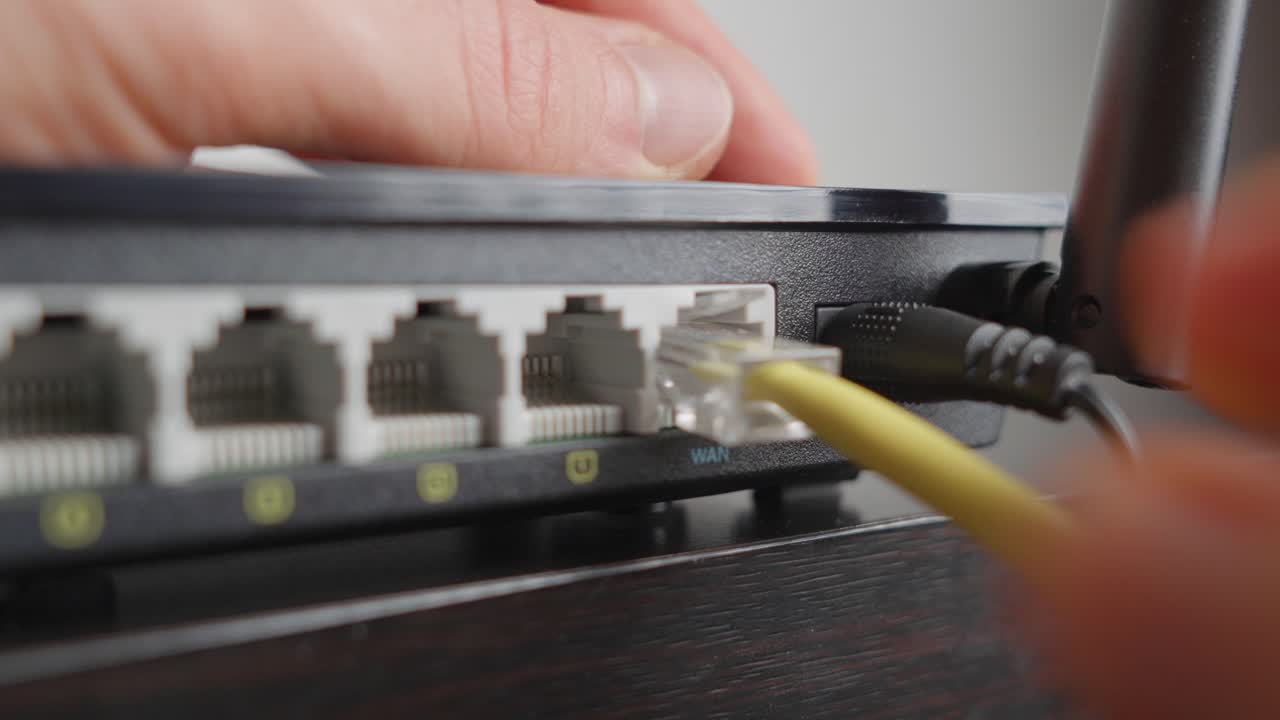 hombre conectando un enrutador wifi