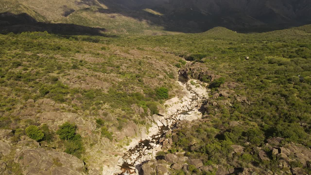 avance aéreo sobre río seco, provincia de córdoba. argentina