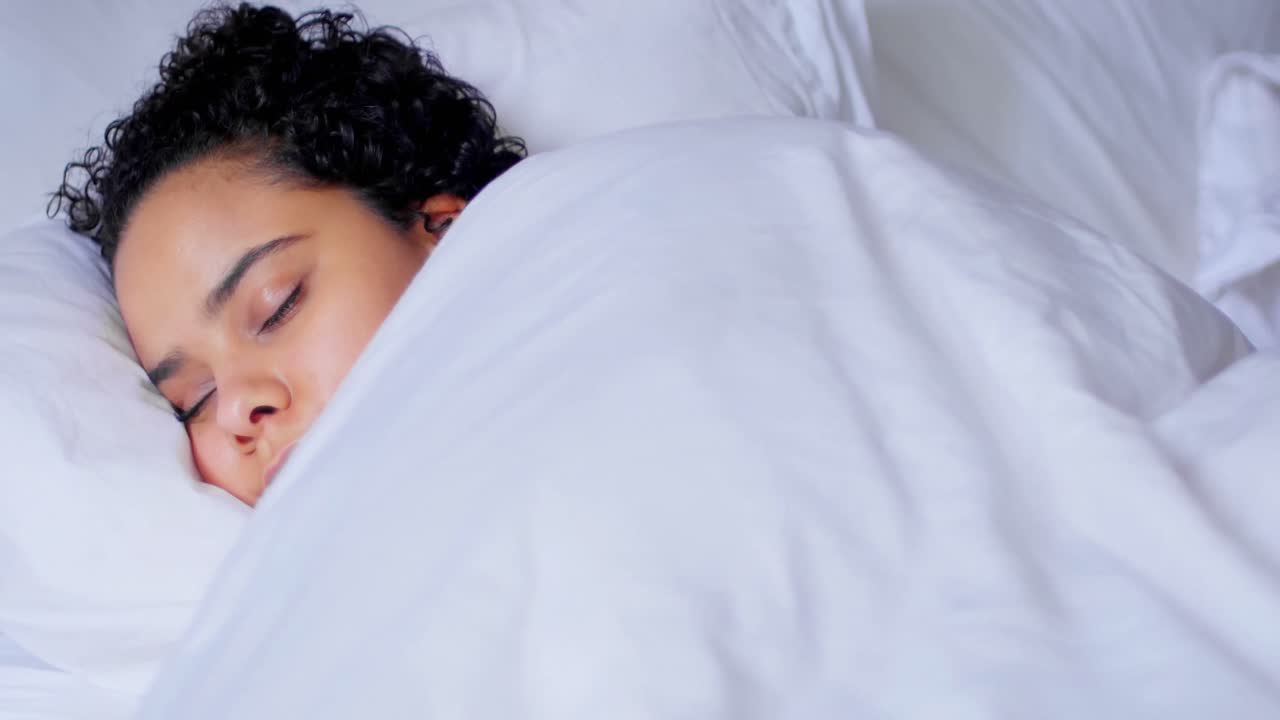mujer durmiendo pacíficamente en la cama 4k