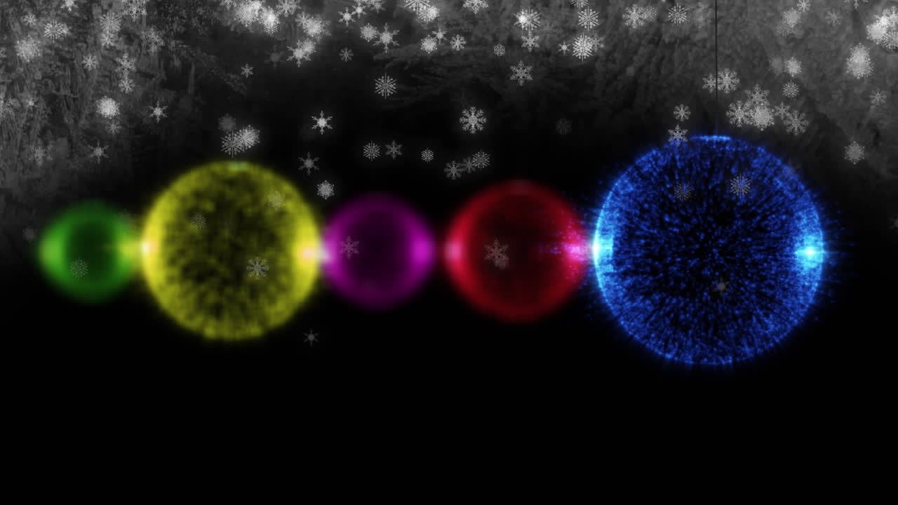 검은 바탕에 내리는 눈 위에 크리스마스 트리 장식의 애니메이션