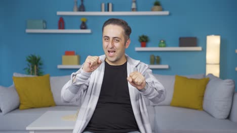 hombre haciendo una señal de corazón a la cámara.