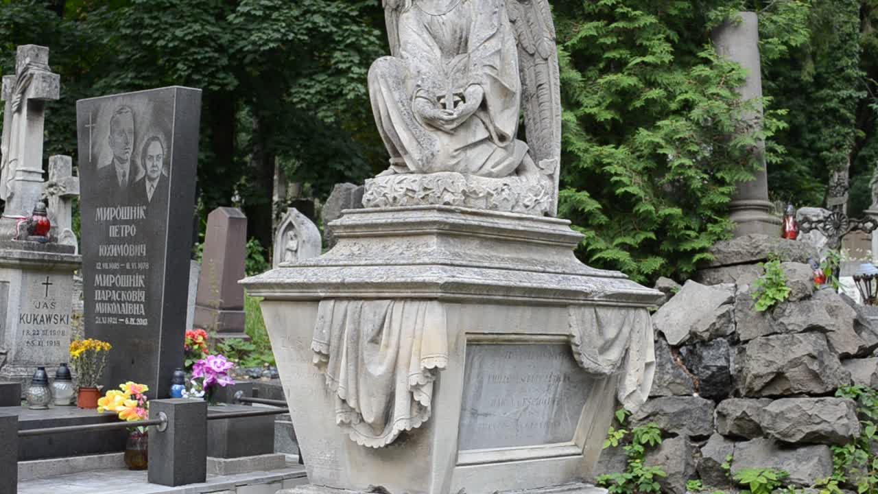 Tomba di famiglia Geshopf, campo n. 12. Leopoli, Ucraina. Cimitero di Lychakiv, il complesso storico e commemorativo (dal 1991) a Leopoli, nel quartiere storico di Lychakiv, uno dei cimiteri più antichi dell'Ucraina.