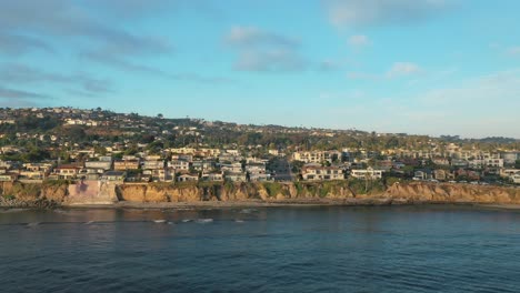 Flying-Over-The-Oceanfront-Houses-And-Accommodations-In-California,-USA