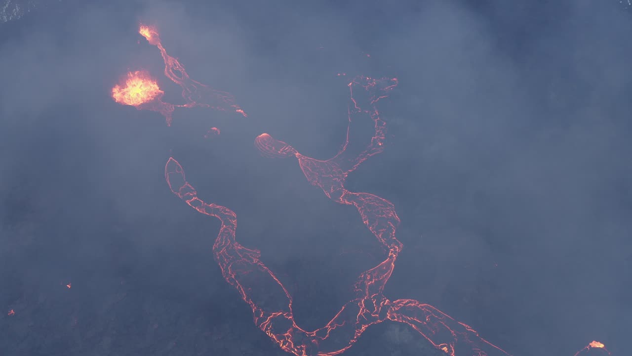 vista aérea del flujo de lava de un volcán
