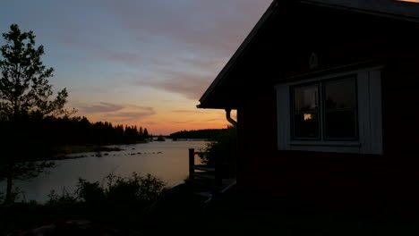 Cabaña-De-Verano-Junto-Al-Lago-Y-Naturaleza-En-Finlandia,-Lapso-De-Tiempo