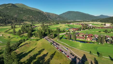 Pueblo-Idílico-En-Whitefish-Mountain-Resort-Con-Pintoresco-Paisaje-Natural-En-Montana,-EE.UU.