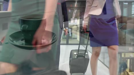 animación de las manos de una mujer usando una computadora portátil sobre colegas felices caminando en un edificio moderno