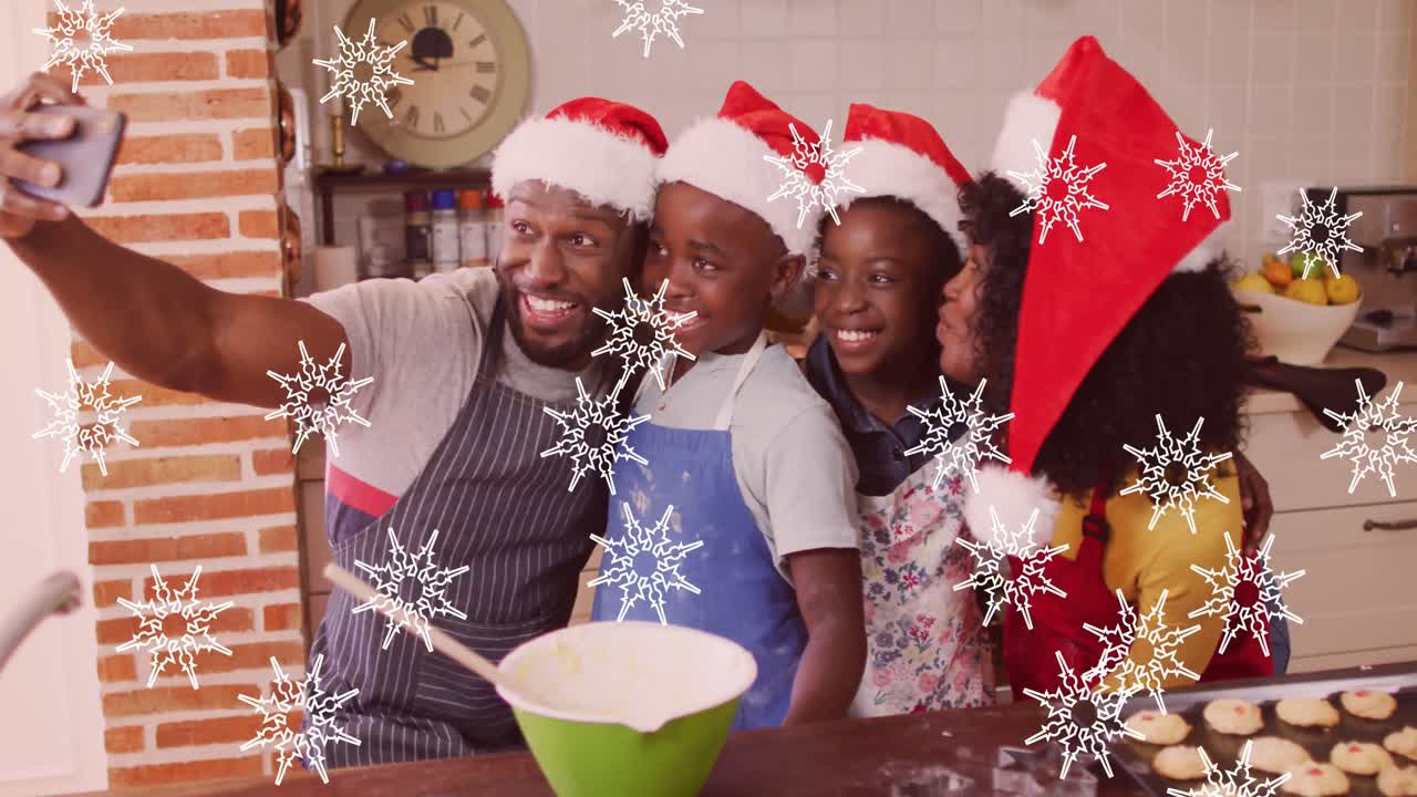 animación de nieve cayendo sobre una feliz familia afroamericana tomando una selfie en navidad