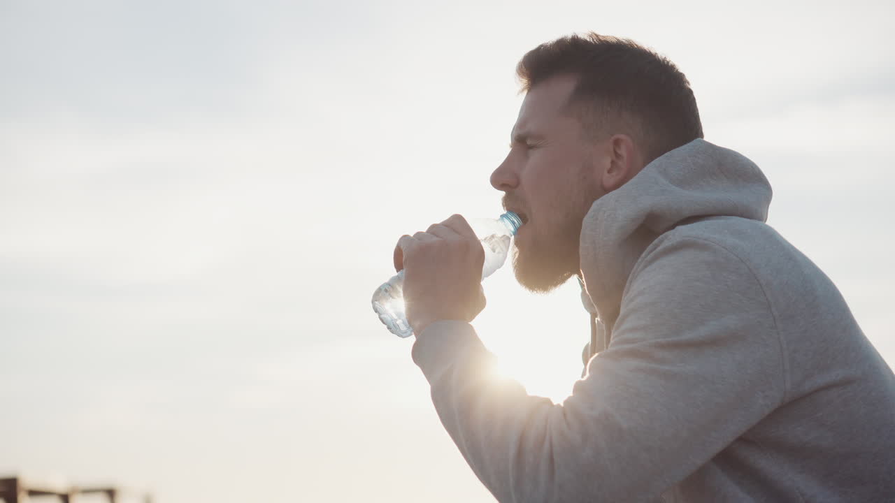 야외에서 물을 마시는 사람