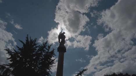 Zeitraffer-Von-Sonne-Mond,-Die-Hinter-Der-Friedhofsstatue-Auf-Der-Säule-Vorbeizieht