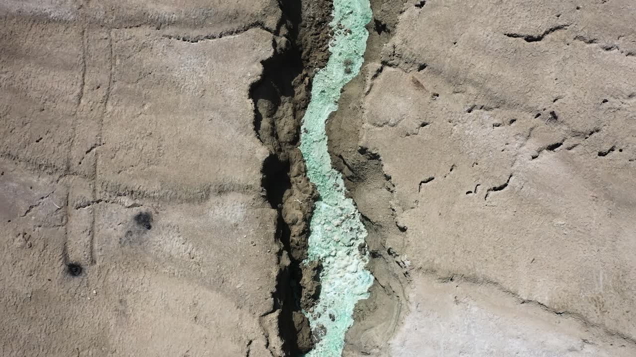 aguas termales del mar muerto vista aérea de arriba hacia abajo amplia vista alejada sobre el paisaje del cañón del desierto con aguas cristalinas de color agua tibia que fluyen hacia el mar
