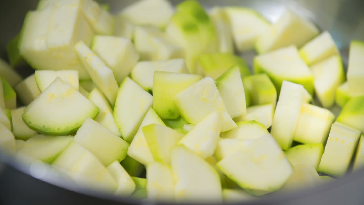 Primo piano di zucchine fresche a pezzi in una ciotola