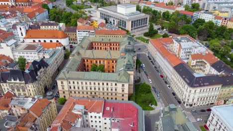 Luftaufnahmen-über-Die-Historische-Stadt-Brünn-Mit-Dem-Bezirksgericht-In-Brünn-Entlang-Der-Rooseveltova-Straße