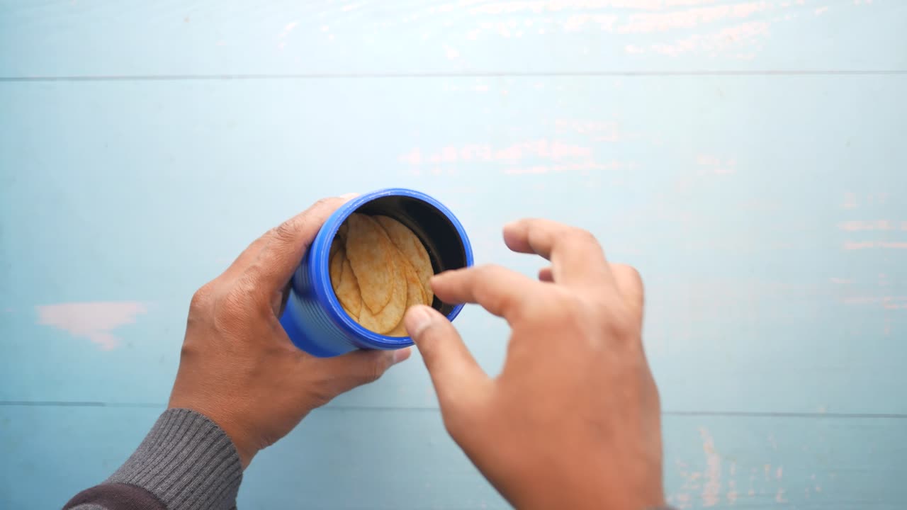 persona que toma fichas de un recipiente azul